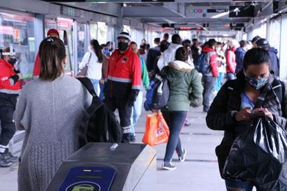 Usuarios del Transmilenio en Bogotá durante la pandemia.