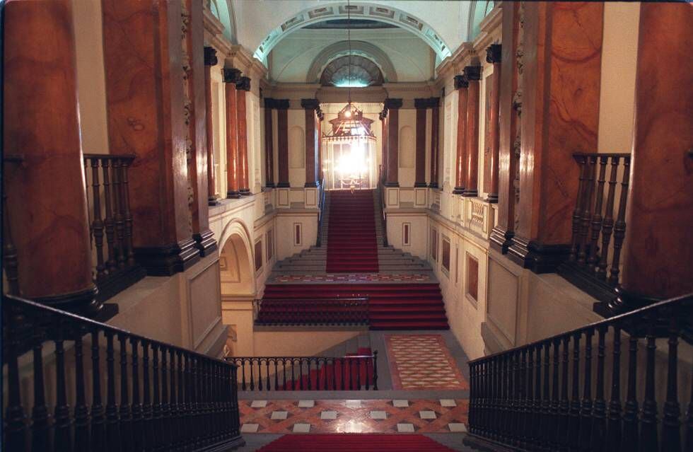 Escalera del palacio de Godoy, conocido como Casa Grimaldi