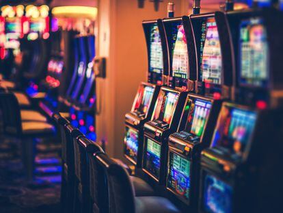 Filas de máquinas tragamonedas de un Casino
