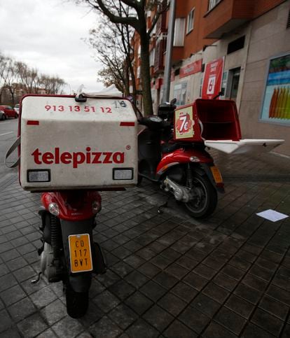 Motos de reparto apostadas frente a un local de Telepizza.