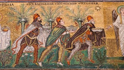El mosaico de la basílica de San Apolinar el Nuevo, en Rávena, donde por primera vez aparecen los nombres de los Reyes Magos. 