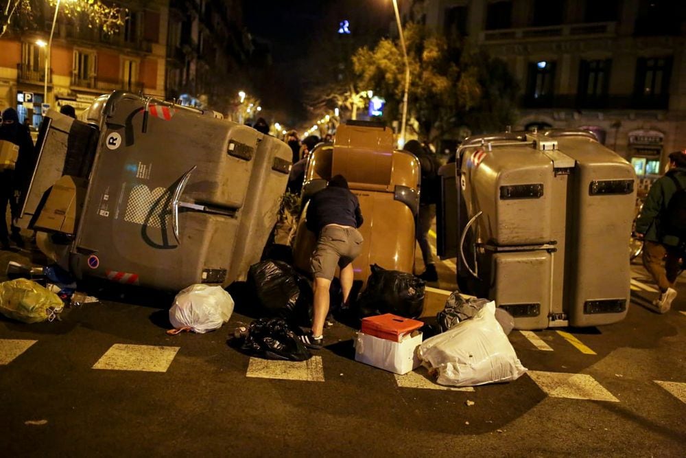 The riots in Barcelona lead to looting of shops in the center and reach the Palau de la Música |  Catalonia