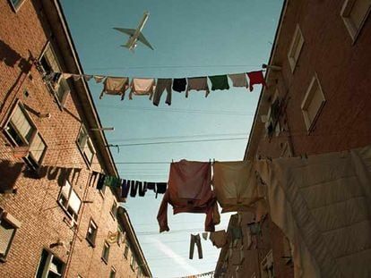 Un avión sobrevuela el barrio de la Estación de San Fernando de Henares, que sigue afectado por los ruidos del aeropuerto, en una foto de 2001.