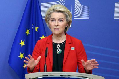 La presidenta de la Comisión Europea, Ursula Von der Leyen, en una conferencia en Bruselas el 17 de febrero de 2022