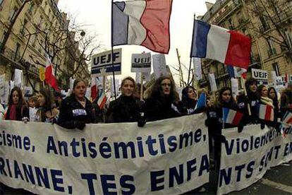 Miles de personas se han manifestado por las calles de París contra el racismo.