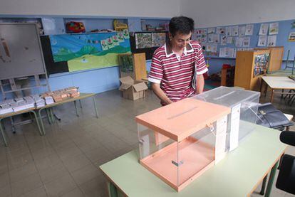 Tareas de preparación de un colegio electoral en el barrio bilbaíno de Basurto.