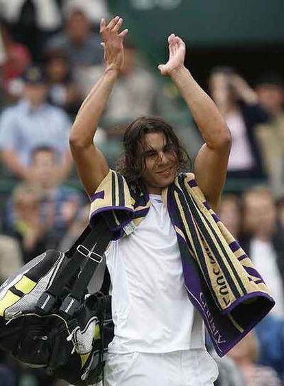 Nadal aplaude al público de Wimbledon tras su victoria sobre Soderling.