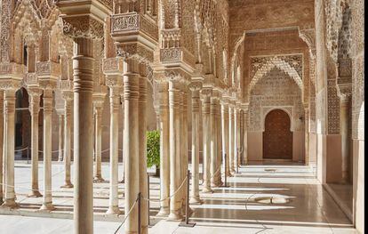 Patio de los Leones de la Alhambra de Granada.