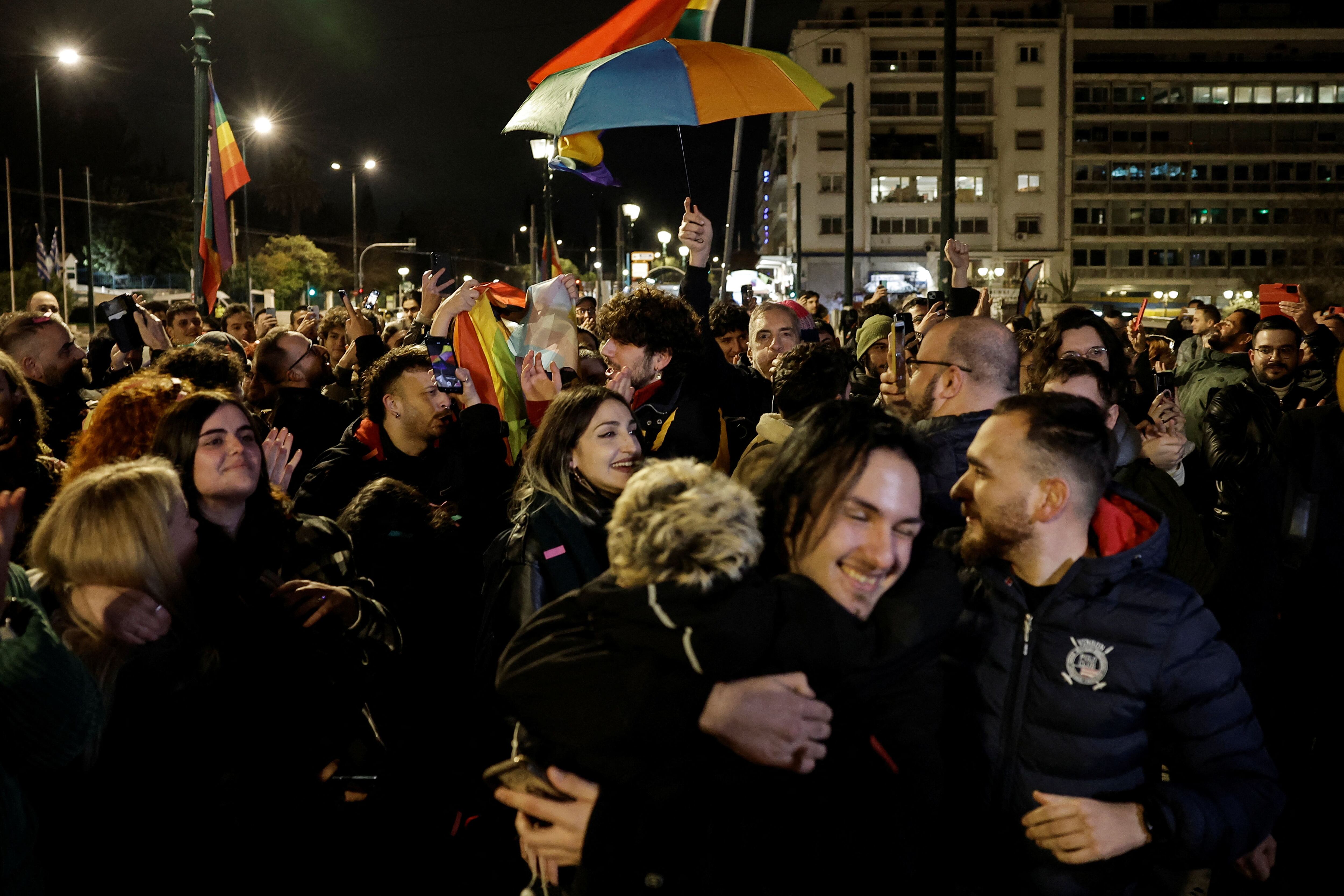 Miembros del colectivo LGTBI+ celebran la ley que permitirá el matrimonio igualitario, este jueves en Atenas.