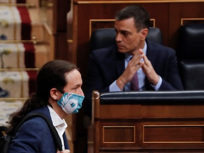 El vicepresidente segundo del Gobierno, Pablo Iglesias, pasa ante Pedro Sánchez, esta semana en el Congreso.