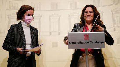 La consejera de la Presidencia, Laura Vilagrà (d) y la Secretaria General del Deporte, Anna Caula (i).