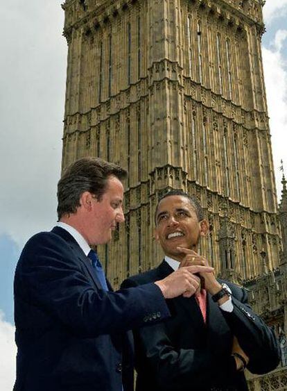 Barack Obama charla con el líder <i>tory,</i> David Cameron, el sábado.