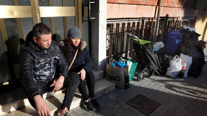 Alan y Blanca, el jueves pasado, junto a sus pertenencias, tras ser desahuciados en el barrio de Ciutat Meridiana de Barcelona.