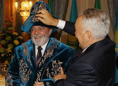 Lula, vestido al estilo kazajo, ayer junto al presidente de Kazajistán, Nursultán Nazarbáyev.