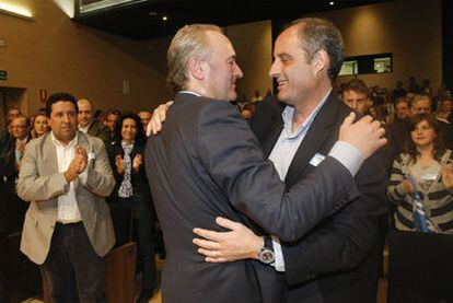 Alberto Fabra y Francisco Camps se saludan en un acto de campaña el pasado abril.