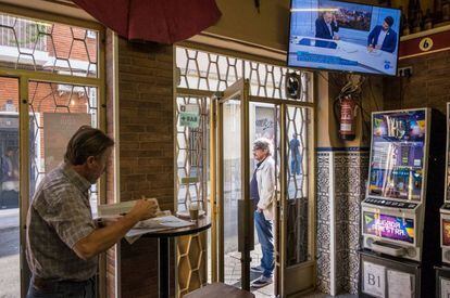 Clientes desayunan en el bar La Taurina, en el corazón del barrio de La Ventilla.