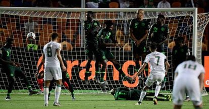 Riyad Mahrez marca el gol de la victoria de Argelia ante Nigeria en semifinales.