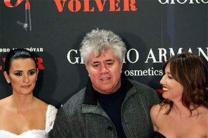 Pedro Almodóvar posa junto a Penélope Cruz y Lola Dueñas, protagonistas de su última película.