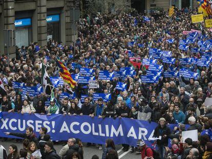 Miles de personas participan en la manifestaci&oacute;n en favor de la acogida de refugiados en Barcelona, el pasado s&aacute;bado.