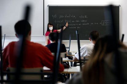 Una profesora imparte una clase de matemáticas en el instituto Simone Veil de Paracuellos del Jarama (Madrid), el pasado mayo.