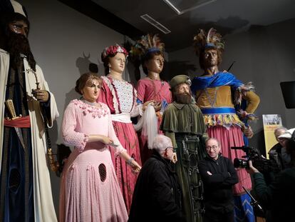 El artista reusense Aureli Ruiz (derecha) con los gigantes originales durante el rodaje del documental.