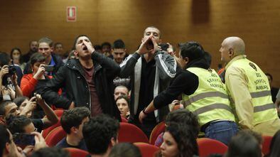 GRAF1164. MADRID, 04/03/2020.- Un grupo de personas interrumpen el acto del secretario general de Podemos y vicepresidente segundo del Gobierno, Pablo Iglesias, durante el debate sobre "Reaccionarismo y fascismo en el siglo XXI", en el que también intervino el exvicepresidente de Bolivia Álvaro García Linera, este miércoles en la Facultad de Ciencias Políticas de la Universidad Complutense en Madrid. EFE/Javier Lizón