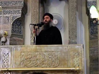 Una imagen del líder del ISIS, Abu Bakr al-Baghdadi en la primera aparición en público en una mezquita de Mosul en 2014.  