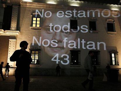 Proyecci&oacute;n que recuerda a los 43 desaparecidos en Iguala.
