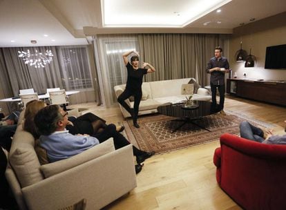 Los actores Darío Frías, Raúl Mérida y Sara Sálamo representan la obra Felicidad a domicilio en la suit del Hotel Eurobuilding.