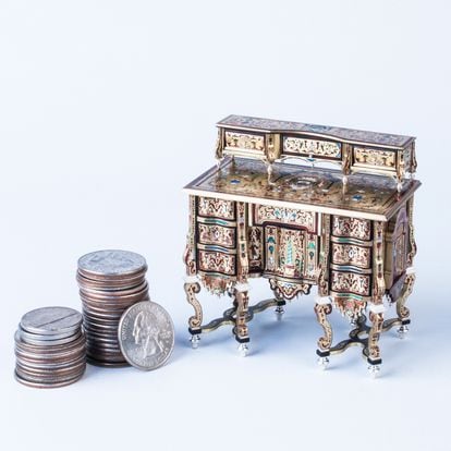 One of David Iriarte's latest marquetry works, at 1/12 scale.  It is a Louis XIV Mazarin Bureau.