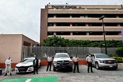 Policías mexicanos, a las puertas del hospital donde Lozoya está presentando su declaración ante el juez por el 'caso Odebrecht'.