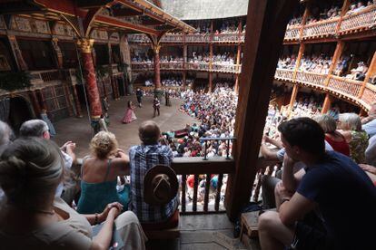 Shakespeare’s Globe (Londres, Reino Unido). Esta es una fiel réplica de The Globe, el teatro isabelino para el que Shakespeare escribió sus obras. Fue construida en 1997 en Southwark, en la orilla sur del río Támesis, a unos 200 metros de donde se encontraba el edificio original. A comienzos del siglo XVII, The Globe era el punto de encuentro social, es decir, ‘the place to be’. Daban igual las salidas de emergencia: lo importante eran los vistosos trajes, la potente música y, con el clímax del drama, los efectos especiales que incluían cañones de verdad. Como el que incendió este teatro en 1613, apenas 14 años después de su construcción en 1599. Destruido por el fuego, fue reconstruido en 1614. Para este escenario redondo, entre cuyos propietarios se contaba el propio William Shakespeare, aquello fue todo un golpe publicitario, y el negocio pronto volvió a abrir al año siguiente. Fue demolido en 1644, durante el Gobierno puritano de Oliver Cromwell. 