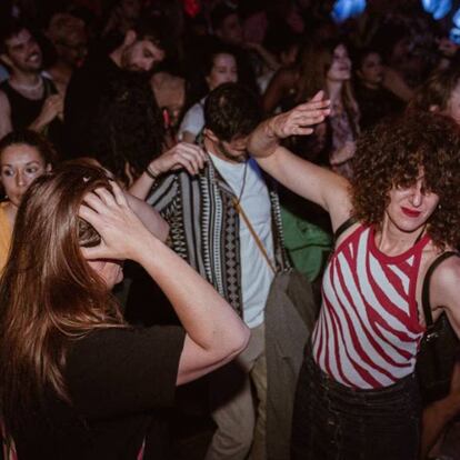 Asistents a l'Afro Latin Jam All Stars dell Bongo Lounge d'estiu en La Paloma de Barcelona.