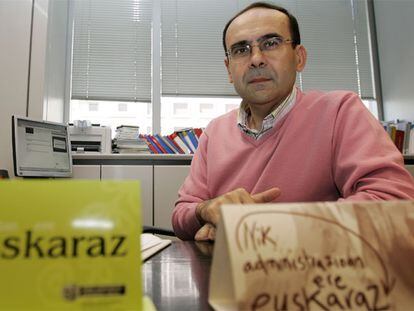 El magistrado Jaime Tapia Parreño, en su despacho en el Palacio de Justicia de Vitoria.