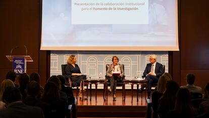 Presentación este martes del proyecto de colaboración institucional para el fomento de la investigación entre el CSIC, la CRUE y Santander que ha contado con la intervención de Eloísa del Pino (izq.), Eva Alcón (centro) y Ángel Rivera (der.), Consejero Delegado de Santander España.