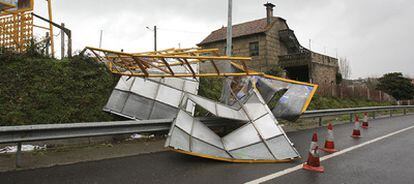 Un cartel derribado por el viento en la localidad pontevedresa de A Guardia