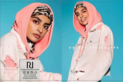 River Island se marca una de las campañas más inclusivas de la lista. Bajo el lema "las etiquetas son para la ropa", la firma británica da voz a la transexualidad, el género fluido, las tallas grandes o la diversidad racial. En la imagen, Zara, una londinense de ascendencia paquistaní que usa hijab.