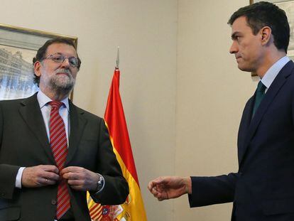 Rajoy niega el saludo a Pedro Sánchez, antes de la reunión.