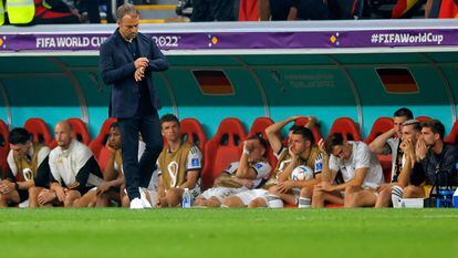 Flick mira el reloj en el banquillo durante el partido entre Alemania y Costa Rica este jueves.