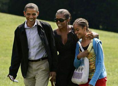 Barack y Michelle Obama con  Malia, la primogénita del matrimonio.