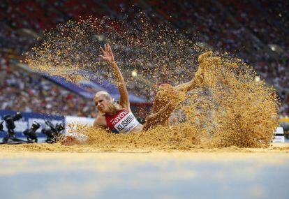 Klishina cae a la arena en la competición de salto de longitud.