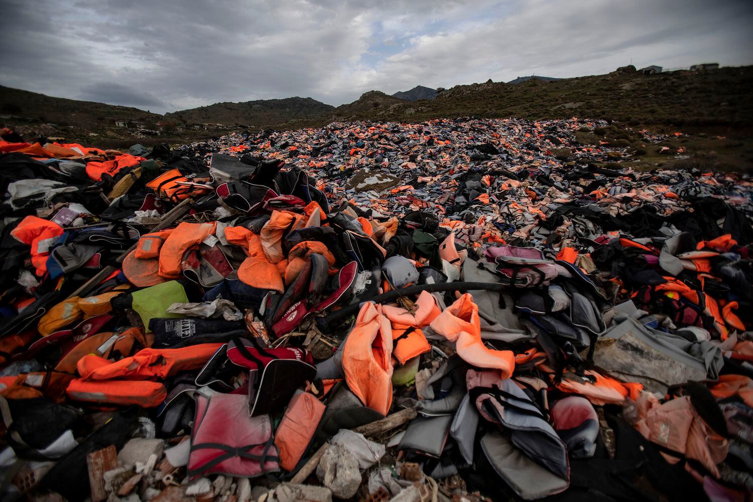 Los chalecos utilizados por los migrantes que cruzan desde Turquía hasta Grecia se amontonan en Mithimna, al norte de isla.
