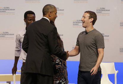 Barack Obama da la bienvenida a Mark Zuckerberg, fundador de Facebook.