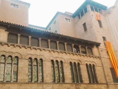 La estelada cuelga en la fachada principal del Ayuntamiento