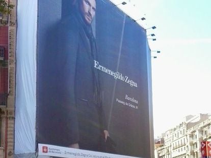 Lona publicitaria en la fachada de un edificio de Plaza Catalunya (Barcelona), rehabilitado por Trac Rehabilitació d'Edificis.