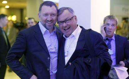 Andrey Kostin, presidente de VTB (derecha), junto al multimillonario Oleg Deripaska, el miércoles en Davos.
