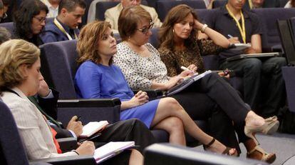 La vicepresidenta Soraya Sáenz de Santamaría, con vestido azul, tras el Consejo de Ministros de ayer.