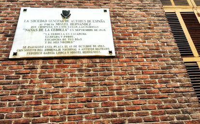 Placa a Miguel Hernández en la calle Conde de Peñalver en Madrid.
