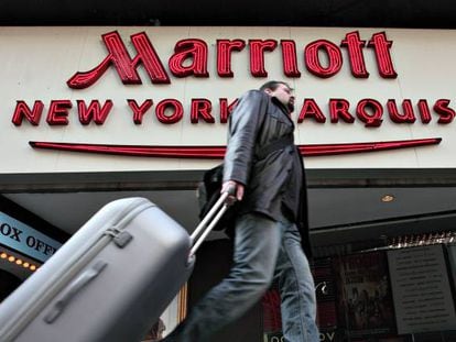 Un cliente pasa por delante de un hotel de Marriott