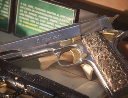 La pistola El Embajador fue decomisada a la organización de los Cárdenas.